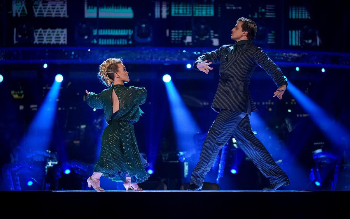 Fierce, dramatic, ILLEGAL and I absolutely loved it! 💚✨✨
It was very special for me to wear this dress on Saturday. October is Dwarfism Awareness month and yesterday was the official Dwarfism Awareness Day, with green being it’s colour. (1/4)