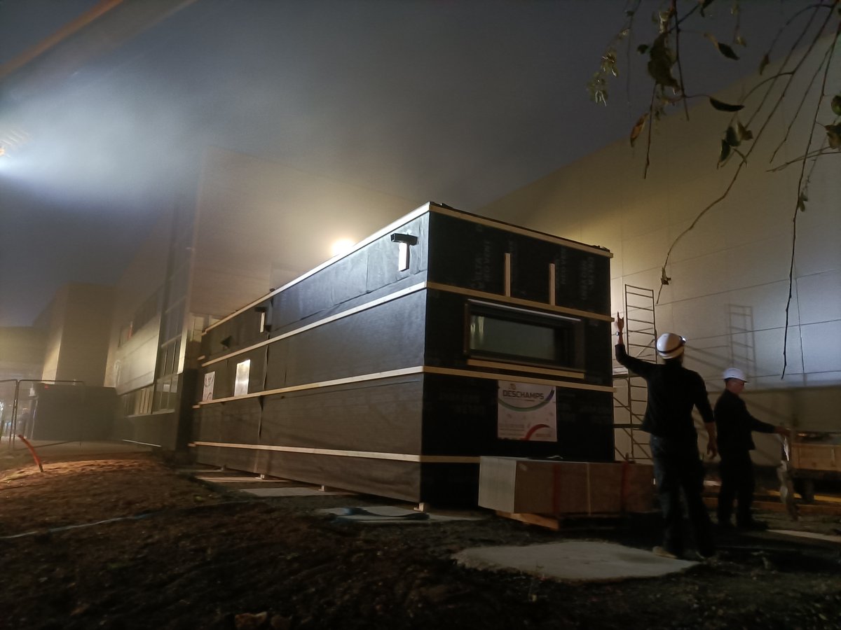 Ce matin, juste au levé du soleil, les modules AIZENCE du SUPER U de CRAON ont été livrés et installés avant l'arrivée des clients.