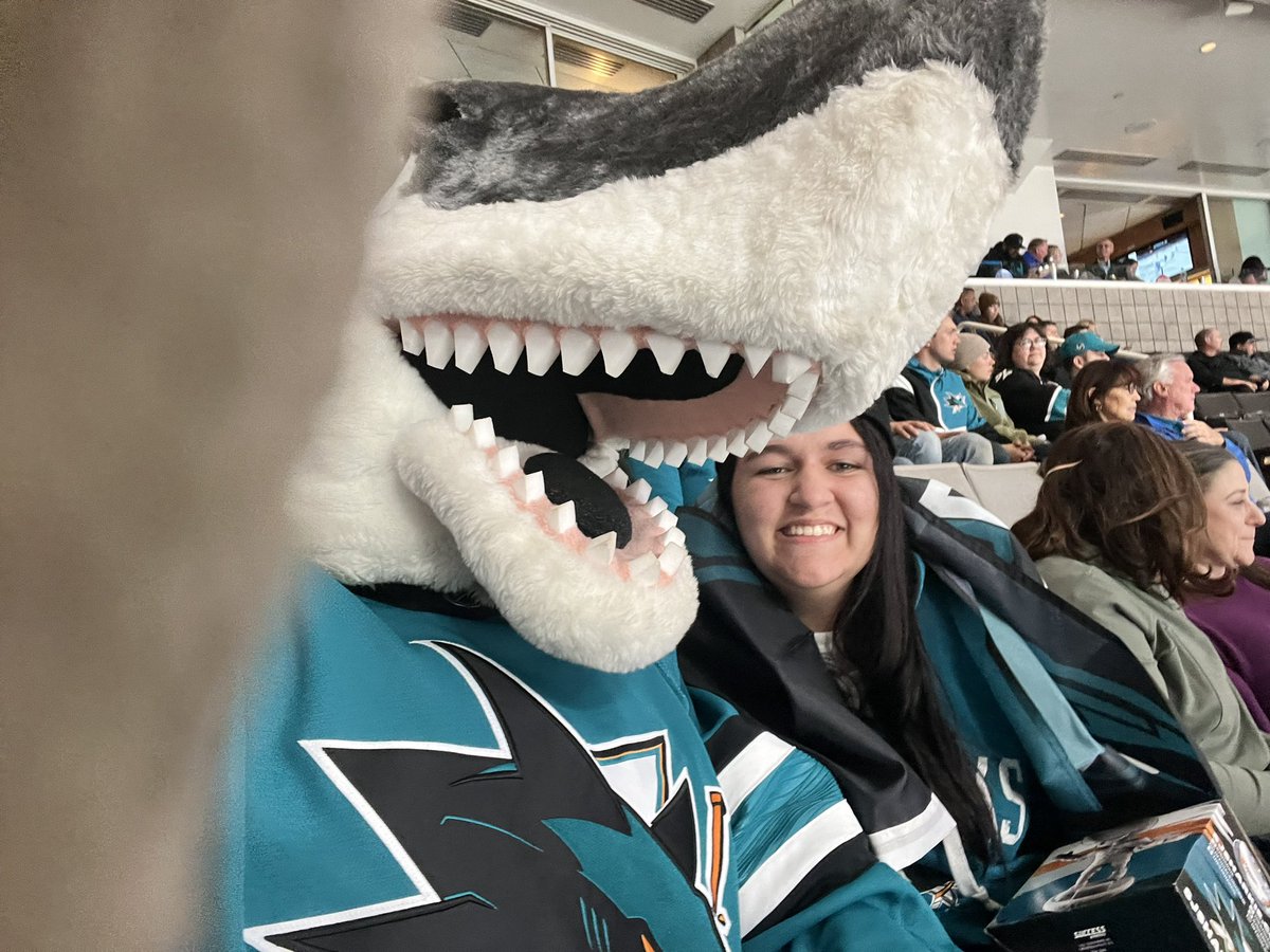 upgradetoqueen's tweet photo. Sharkie what happen with the thumb buddy 🤣🤣🤣 @sjsharkie https://t.co/wGuPKSvz7o