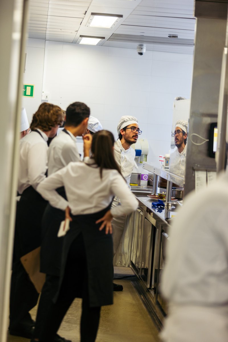 🍴 La sala es una pieza clave en la experiencia gastronómica del comensal. Los alumnos/as del grado reciben también formación en esta área. En Basque Culinary Center ofrecemos también formación en Dirección de Sala y Atención al cliente #mybculinary 👉 bculinary.com/es/programas-e…