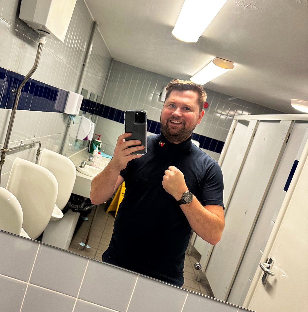 StuWallis's tweet photo. Nice of em to install a โSelfie Mirrorโ at work to boost moral, doing the classic boxing pose incase anyone wants it, looking forward to @tonytiger67โs tomorrow morning #NoFilter #MoralBoost ๐ซก๐๐ป๐ https://t.co/DTdd6ABAEg