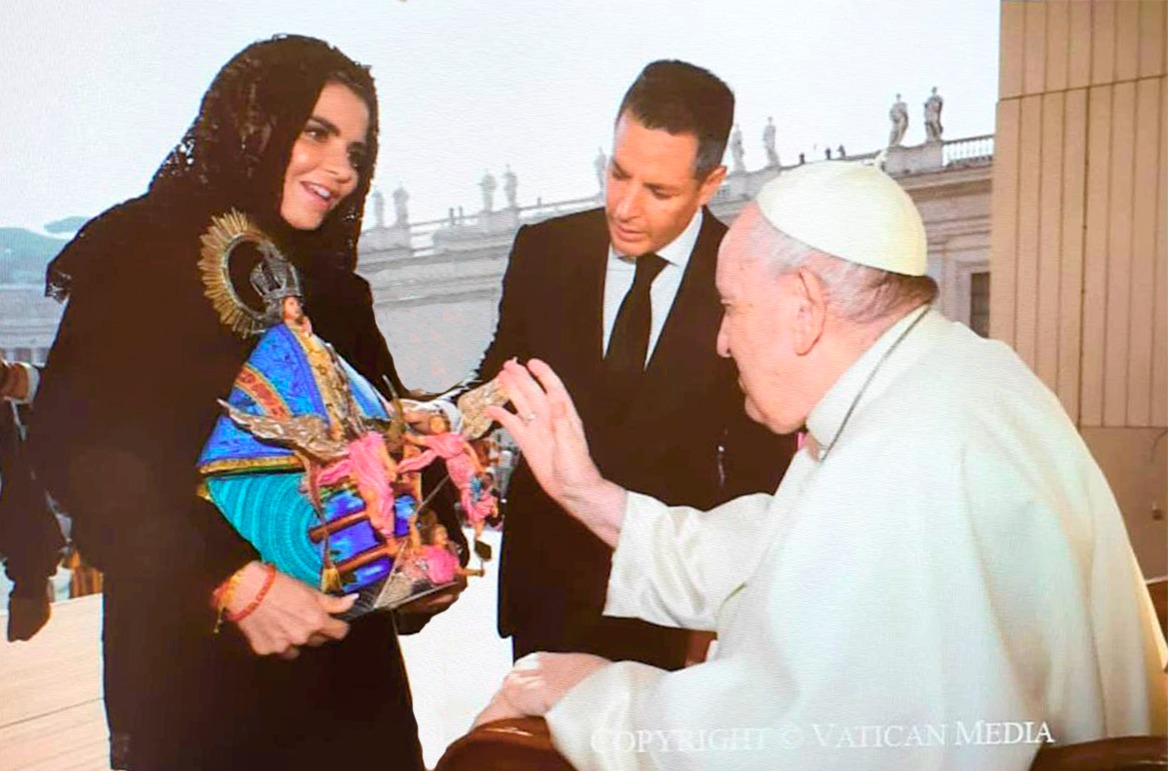 alejandromurat's tweet photo. En nombre del pueblo de #Oaxaca, entregamos la #VirgenDeJuquila al papa Francisco (@Pontifex_es), así es como compartimos nuestra grandeza; esta bella pieza fue creada por grandes manos artesanas oaxaqueñas. Me siento muy orgulloso de saber que hoy, hay más de Oaxaca en el mundo. https://t.co/In2k8QlEgU