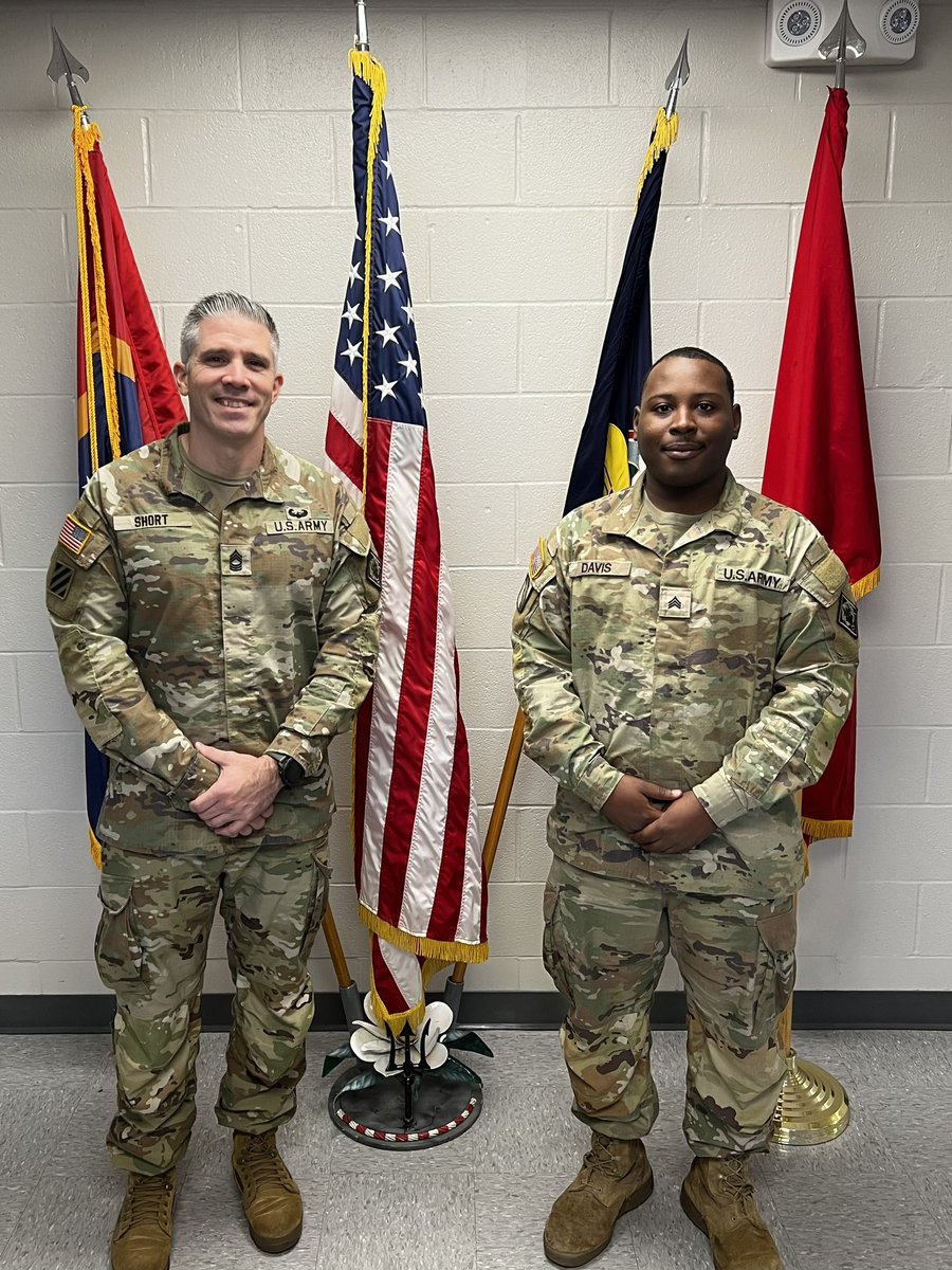 RobertS58883250's tweet photo. Had the pleasure of welcoming SGT Davis to 66th Troop Command. He re-enlisted to continue to serve his state and country and transferred to our MSC in the process. Congratulations and thank your for your continued service! @16thSMA @NGB_SEA #guardforlife https://t.co/YV2zX5Pnl8