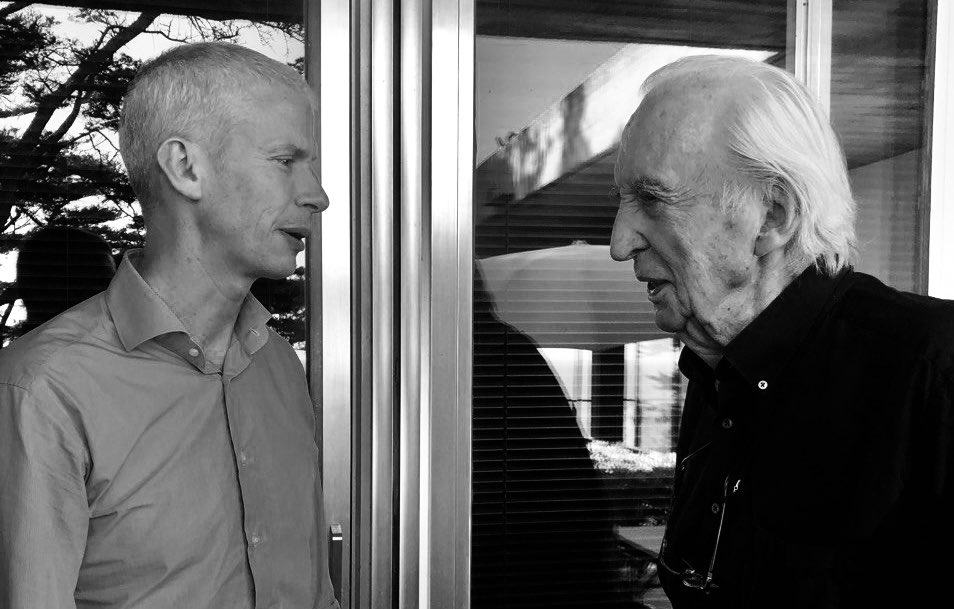 franckriester's tweet photo. Pierre #Soulages se voyait l’artiste de l’outrenoir : il était celui de la lumière. Toutes mes pensées émues à son épouse Colette. Je garde un beau souvenir d’un jour de 2019 où ils m'avaient reçu chez eux à Sète. Ce soleil noir brillera pour toujours en son cher @MuseeSoulages. https://t.co/avaN6XfIS7