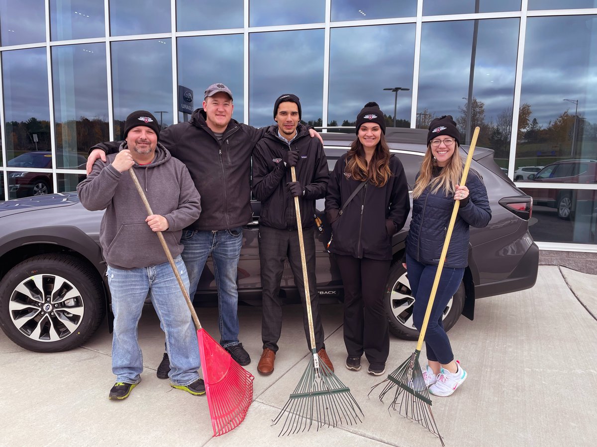 DriveKocourek's tweet photo. 🍂 Kocourek Team in action! 🍂

It was a perfect morning to get out in the community and help cleanup some leaves! 
Thank you to United Way of Marathon County for organizing! #unitingtothrive #IWearWings https://t.co/RPMAEEMBwq