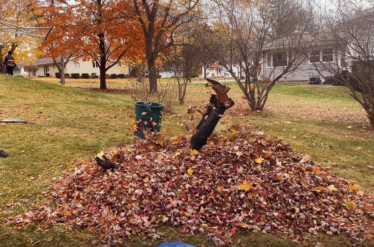 🍂 Kocourek Team in action! 🍂

It was a perfect morning to get out in the community and help cleanup some leaves! 
Thank you to United Way of Marathon County for organizing! #unitingtothrive #IWearWings