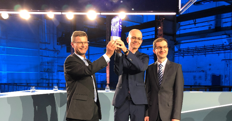 ZEISS_Group's tweet photo. We are proud to announce that the team from @zeiss_micro has been awarded the Deutscher Zukunftspreis 2022. 🎉 Congratulations to the entire team behind ZEISS Lattice Lightsheet 7 on this success. #teamZEISS 💙