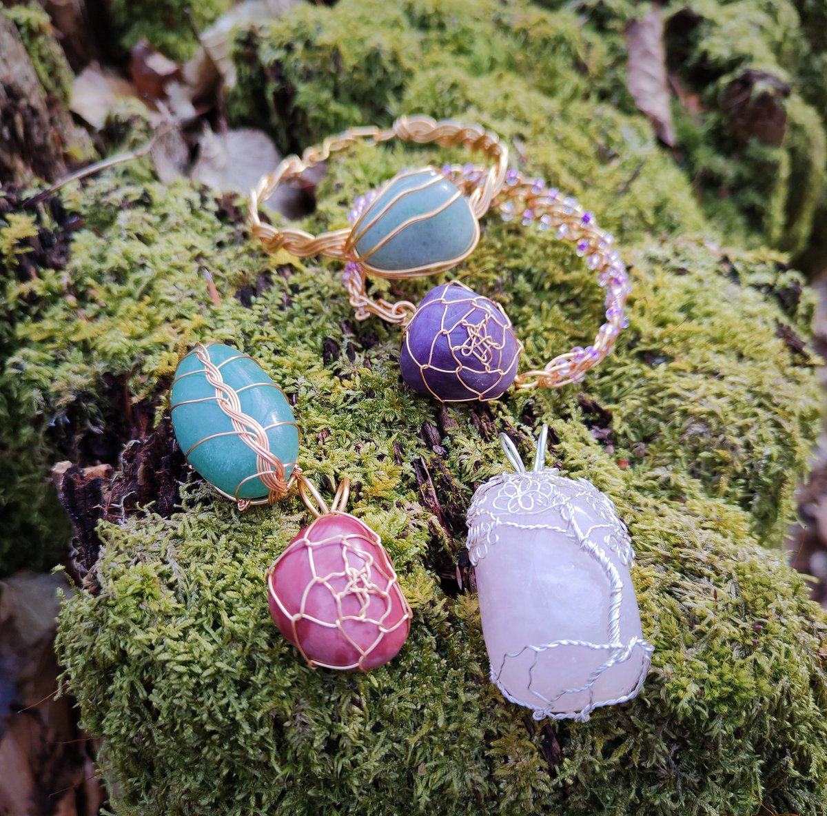 Persephoneia90's tweet photo. Ça à l'air d'être de saison, alors si vous pouviez faire voyager mes petits bijoux pour essayer d'atteindre les 250 followers vous seriez des amours 💕😁 https://t.co/pqDofFjG9R