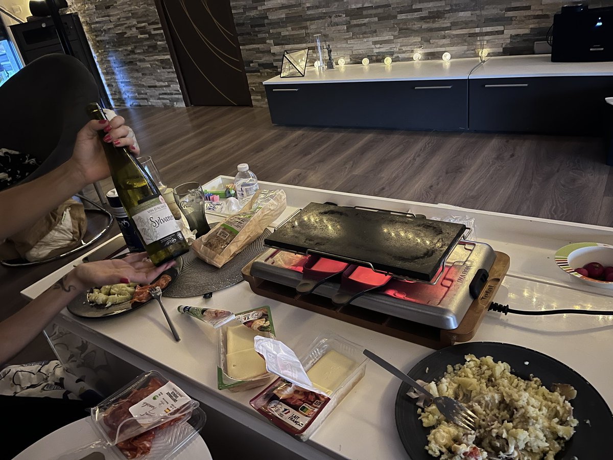 GreG_JulY_MilaN's tweet photo. Je viens de plier ma 1ere raclette de l’année et…ce repas est magique! C’est quand même le seul moment où nous, les « mi-gros », on peut relâcher nos ventres en toute détente et sans complexes!
#raclette
#detente
#sanscomplexes
#Halloween https://t.co/USDZcRrfpc