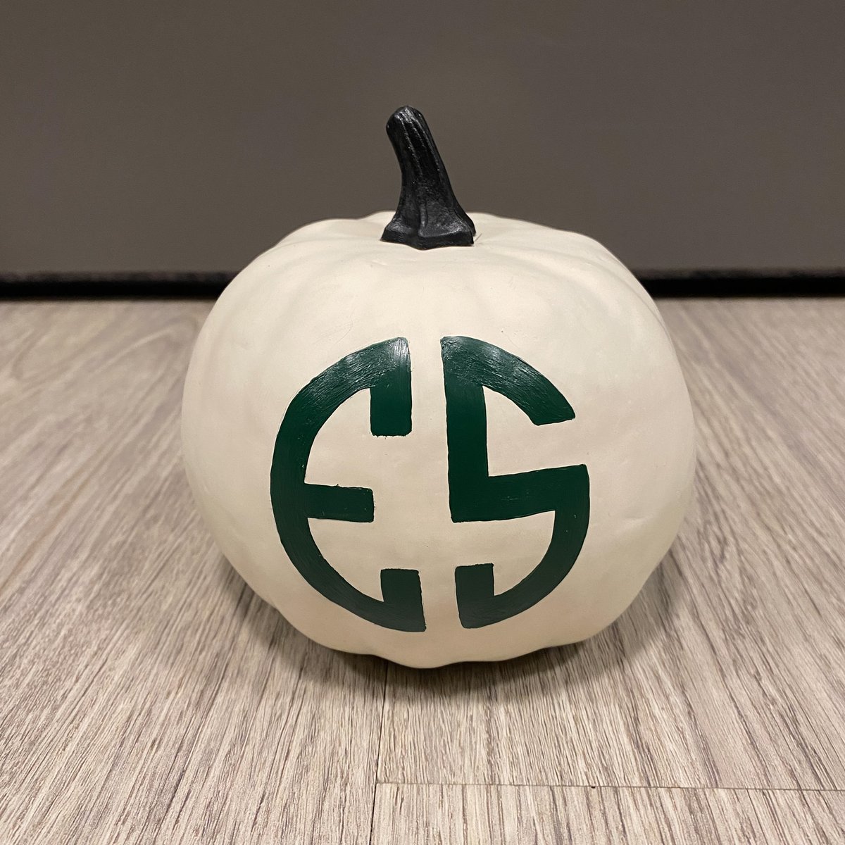 WGAESF's tweet photo. The University of Illinois-Chicago Evans Scholars are getting in the spirit of Spooky SZN. 🎃 https://t.co/V73Uy4OJ3W