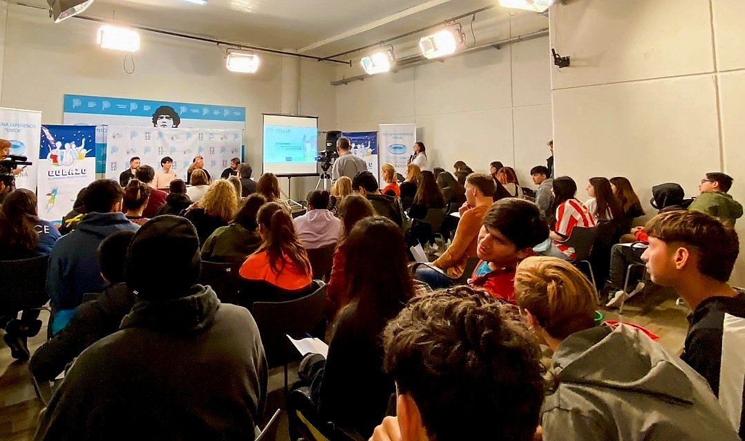 Leot14's tweet photo. En el marco del Proyecto:
➡️Golazo⚽️, el Mundial en la Escuela. Se realizó una actividad en el #EstadioÚnico, con la presencia del PROFE 👉Pablo Blanco y la participación de estudiantes.
@Kicillofok @AlbertoSileoni @pablourquizaok @ClaudiaBracchi1
👉Palpitando en Mundial 💙🤍💙 https://t.co/3MrGC8heHb