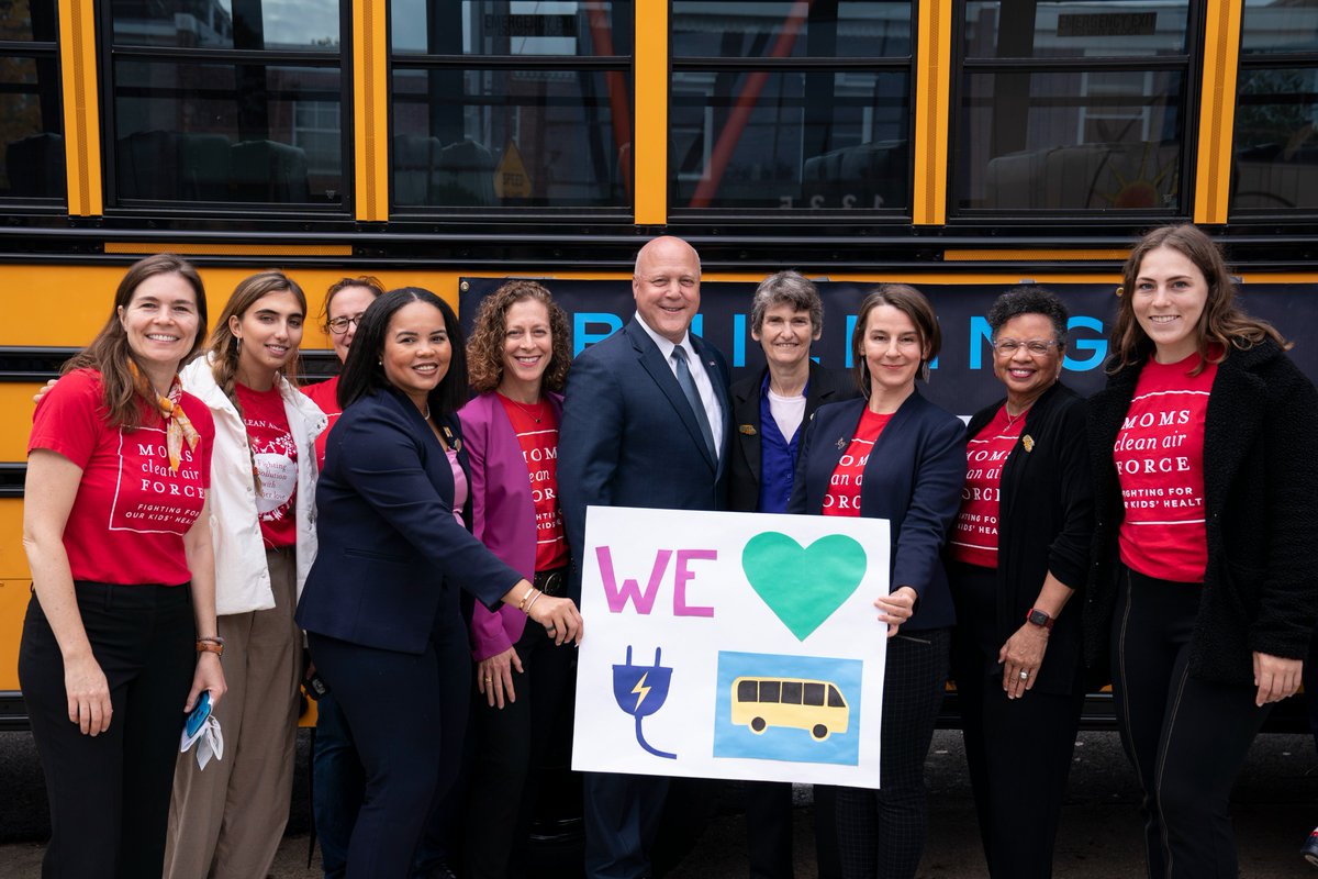 CleanAirMoms's tweet photo. #RT @FredKrupp: RT @Moms_Press: .@CleanAirMoms @mollyrauch in @washingtonpost: “It doesn’t make sense to send our kids to school on buses that create brain-harming, lung-harming, cancer-causing...pollution." That's why parents are excited to see #CleanRi… https://t.co/Arp8NMItS5