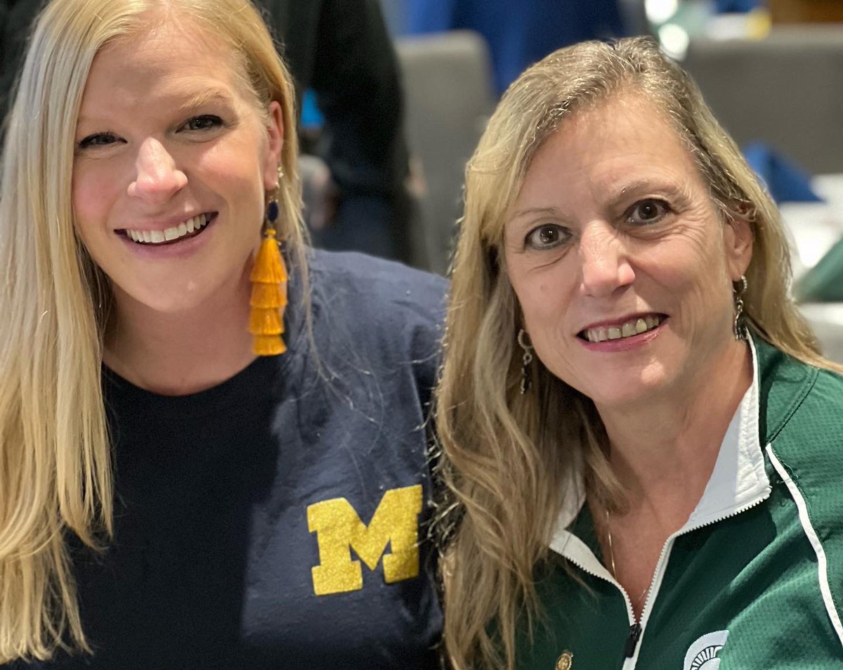 SkylineClubSfld's tweet photo. Highlights from the 14th Annual Detroit Sports Media Association ‘Table-gate’ event w/ former players from MSU and U of M.
#skylineclubsfld #southfieldmi #collegefootball #collegegameday #football #touchdown #gameday https://t.co/iRWGNTTY8z