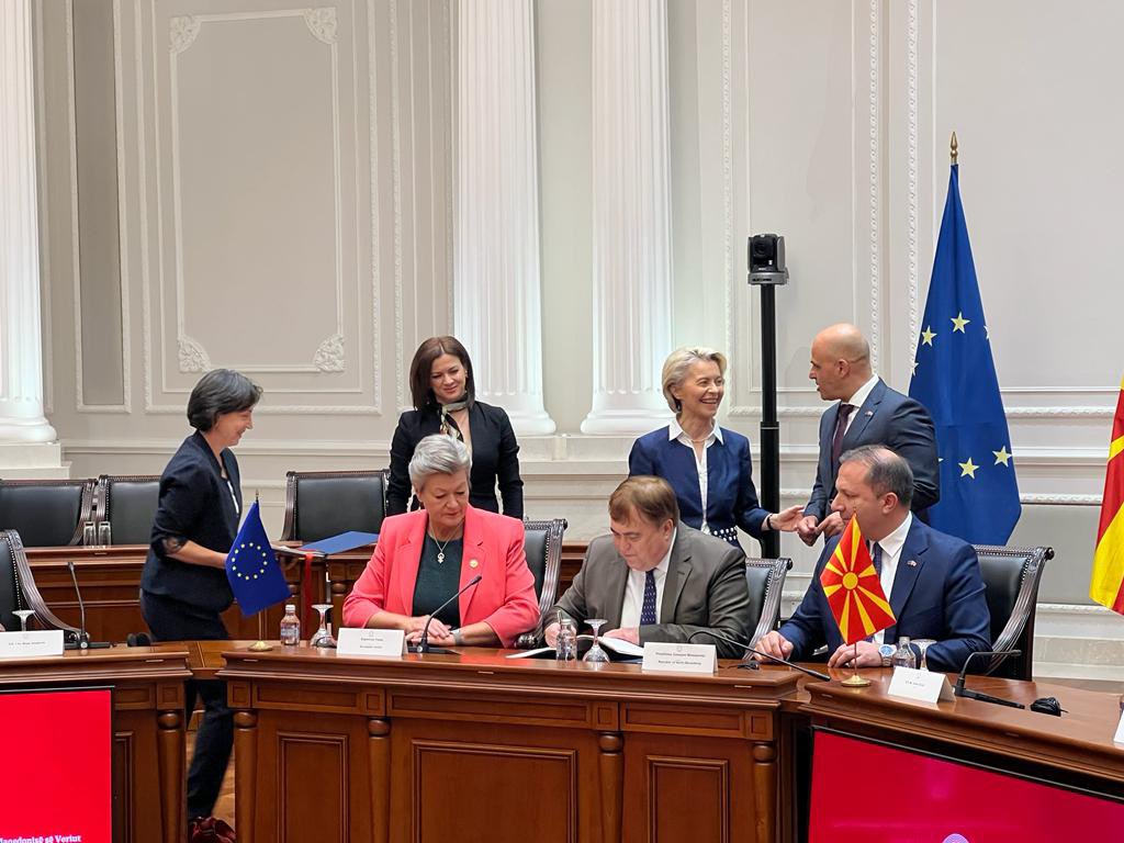 Today the Czech Ambassador Jaroslav Ludva together with EU Commissioner Ylva Johansson and the Macedonian minister Oliver Spasovski officialy signed the agreement for Frontex, the European Border and Coast Guard Agency to be present in North Macedonia. 🇨🇿🇲🇰 🇪🇺