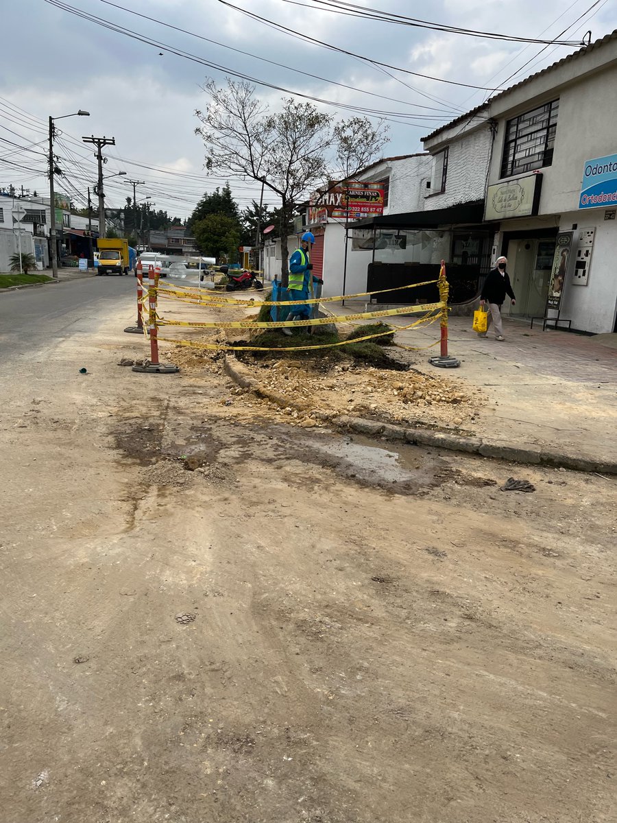MarthikQA's tweet photo. @AcueductoBogota buenas tardes entiendo los arreglos que deben hacer pero deberían dejar pavimentado todo y bien arreglado no como están dejando en el sector de modelia calle 23b, espero nos arreglen eso, gracias https://t.co/zznitNMJN4
