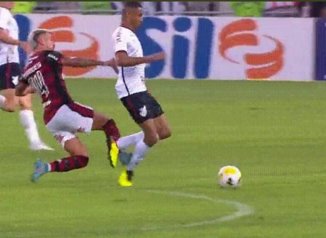 domgrilo's tweet photo. @linhaespn @_paulo_andrade_ @vitorbirner @lbertozzi @gianoddi Boa tarde para todos!
Gostaria de saber sua opinião sobre os lances abaixo, sem contar o pênalti no Gustavo Gomes e tantos outros assaltos a favor do VARMENGO  e dizer na frente do João Guilherme que o VARMENGO é uma "VARGONHA". https://t.co/gqZ1kTS6Iv