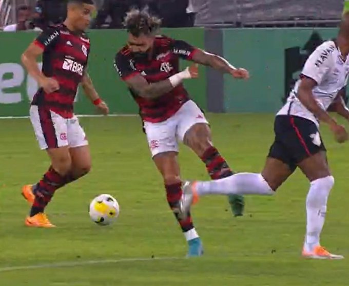 domgrilo's tweet photo. @linhaespn @_paulo_andrade_ @vitorbirner @lbertozzi @gianoddi Boa tarde para todos!
Gostaria de saber sua opinião sobre os lances abaixo, sem contar o pênalti no Gustavo Gomes e tantos outros assaltos a favor do VARMENGO  e dizer na frente do João Guilherme que o VARMENGO é uma "VARGONHA". https://t.co/gqZ1kTS6Iv