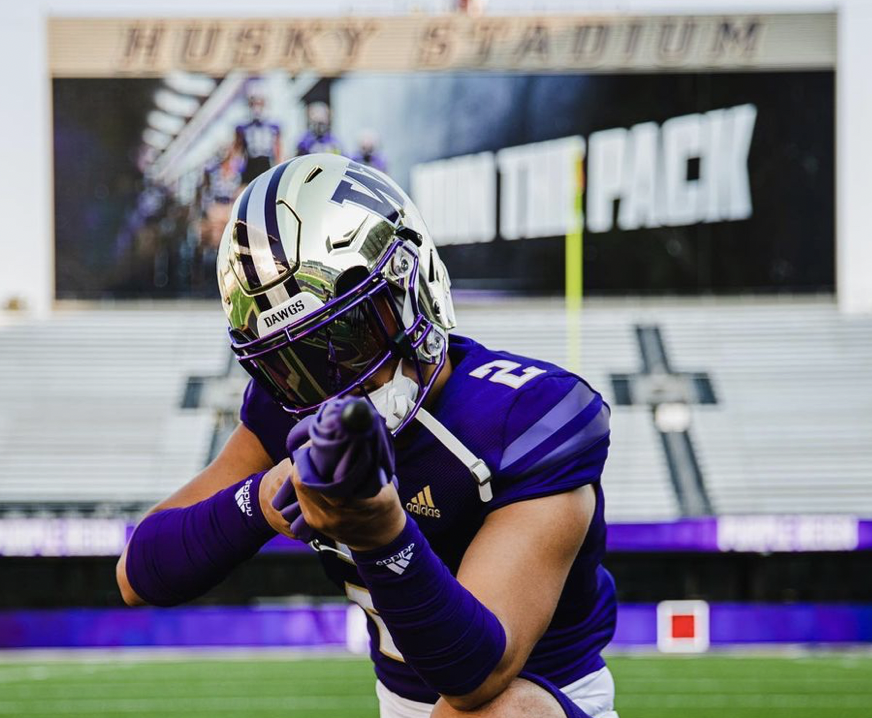 E.J. Caminong, Washington's top 2024 quarterback, commits to Washington Huskies, says relationships and offensive fit were the key news.scorebooklive.com/recruiting/202…
