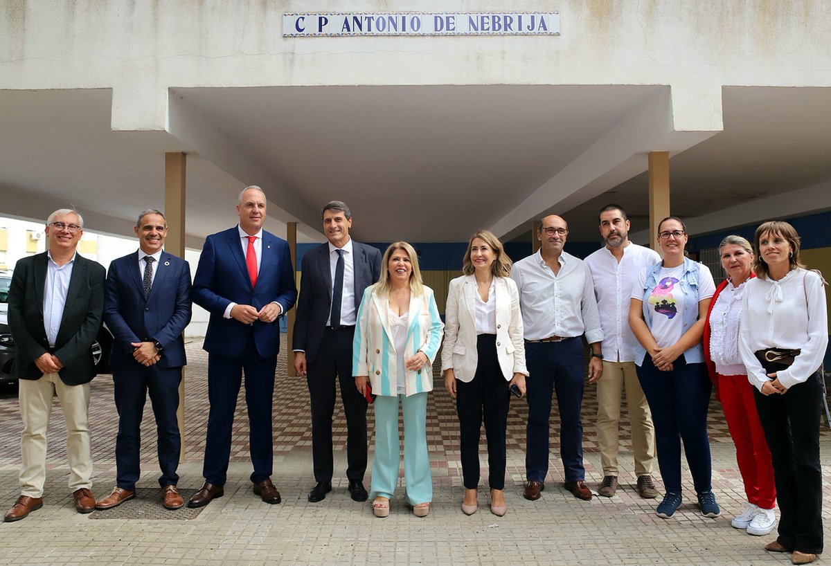 ciudadjerez's tweet photo. 🚉 Gracias a la ministra de @mitmagob, @raquelsjimenez por haber estado hoy en #Jerez y habernos contado las distintas inversiones que el Gobierno central va a llevar a cabo en nuestra ciudad para hacerla más habitable y amigable

Bienvenida!!!

📸 https://t.co/NJXmwAsbxj
