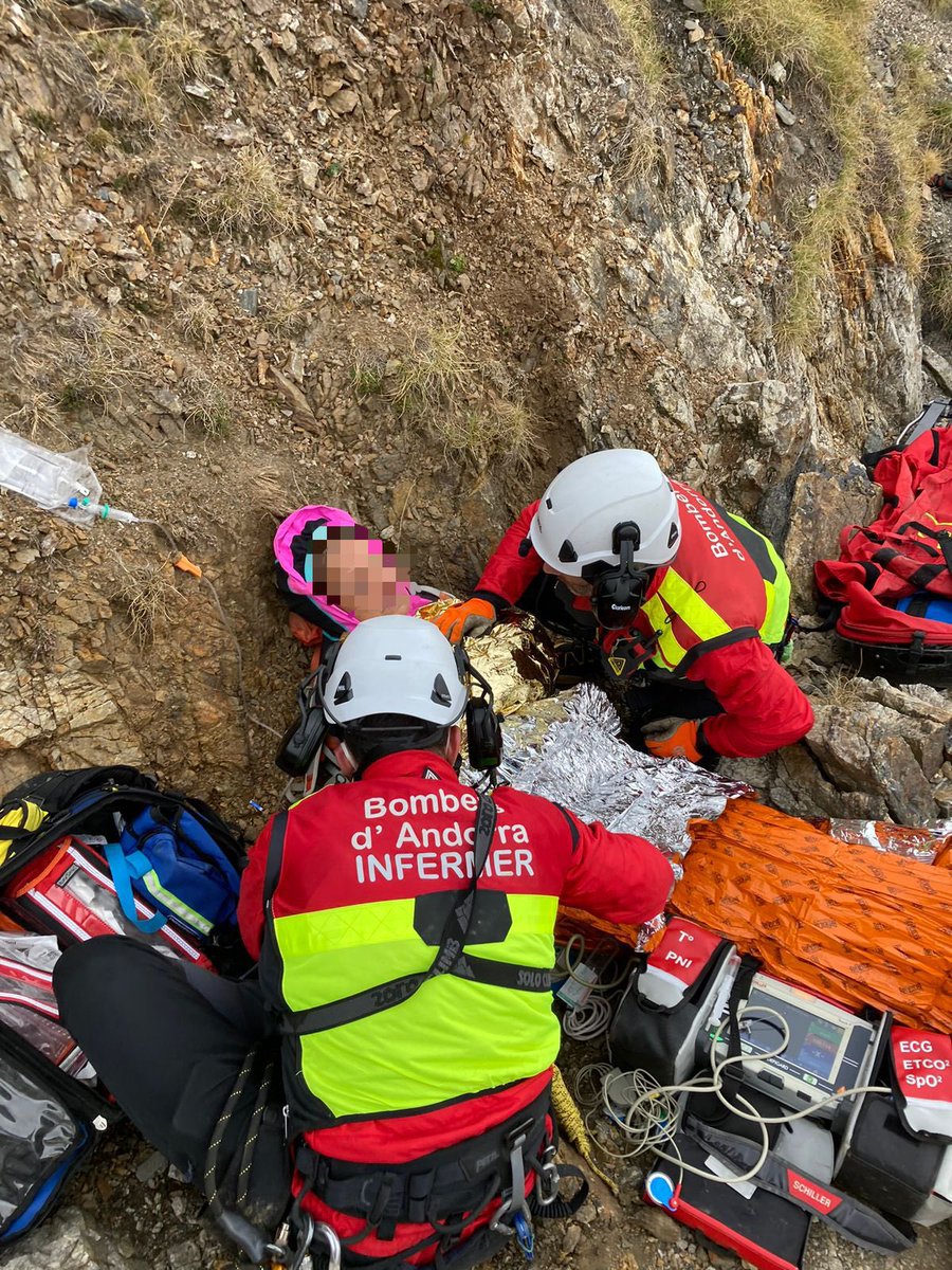 Rescat a la Collada de Meners amb condicions de fort vent. Operació de grua amb #sherpa1 S’ha desplaçat a lloc 2 efectius de GRM + 1 efectiu infermer. <a href="/BombersAndorra/">Bombers d'Andorra</a>