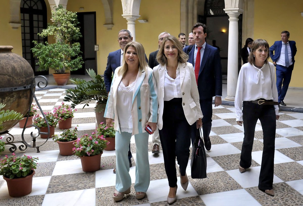 ciudadjerez's tweet photo. 🚉 Gracias a la ministra de @mitmagob, @raquelsjimenez por haber estado hoy en #Jerez y habernos contado las distintas inversiones que el Gobierno central va a llevar a cabo en nuestra ciudad para hacerla más habitable y amigable

Bienvenida!!!

📸 https://t.co/NJXmwAsbxj