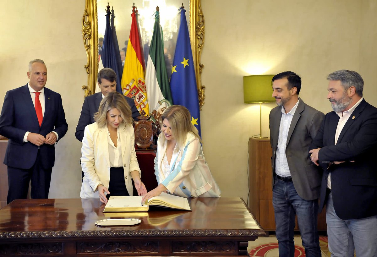 ciudadjerez's tweet photo. 🚉 Gracias a la ministra de @mitmagob, @raquelsjimenez por haber estado hoy en #Jerez y habernos contado las distintas inversiones que el Gobierno central va a llevar a cabo en nuestra ciudad para hacerla más habitable y amigable

Bienvenida!!!

📸 https://t.co/NJXmwAsbxj