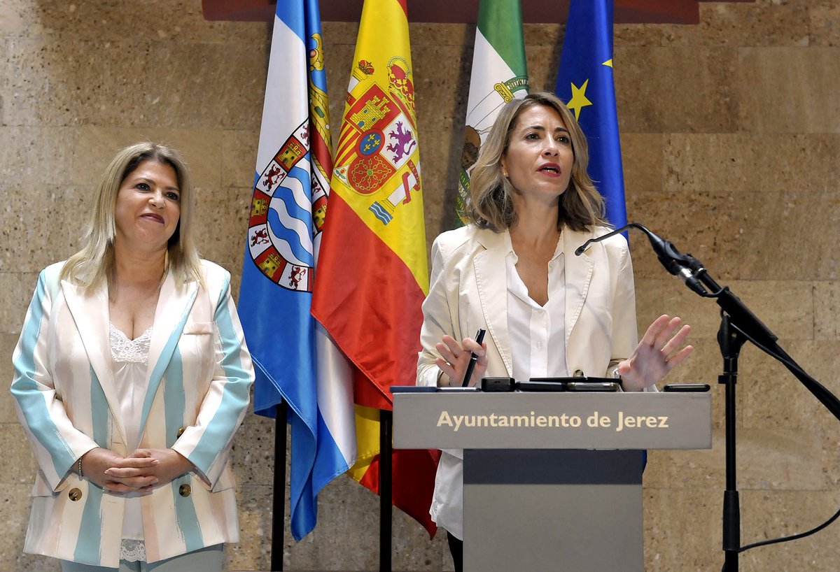 ciudadjerez's tweet photo. 🚉 Gracias a la ministra de @mitmagob, @raquelsjimenez por haber estado hoy en #Jerez y habernos contado las distintas inversiones que el Gobierno central va a llevar a cabo en nuestra ciudad para hacerla más habitable y amigable

Bienvenida!!!

📸 https://t.co/NJXmwAsbxj