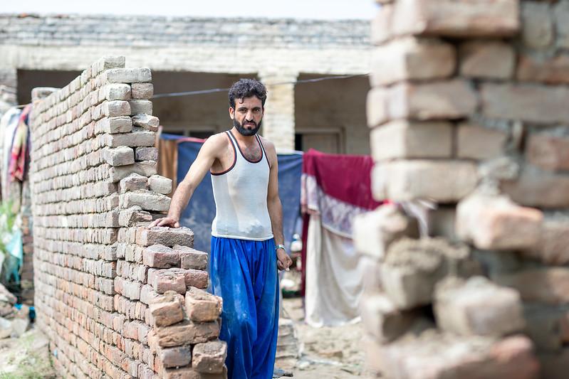 “But the hope started vanishing as I noticed water gushing in. I had to leave my home.” The #FloodsInPakistan have affected 33 million people. @UNDP_Pakistan is working w/ the @GovtofPakistan on inclusive and climate resilient recovery and reconstruction. go.undp.org/EQik