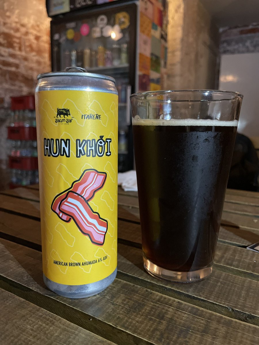 La de hoy. Hun Khoi, una deliciosa American Brown Ahumada de 6% de alcohol, de mi  <a href="/gonfi/">Lucía Itañeñe</a> de <a href="/CerveceriaItane/">Cervecería Itañeñe</a> y <a href="/baconbarmx/">Bacon Bar</a> Probarla deben con una hamburguesa con tocino o unos hotcakes con tocino.