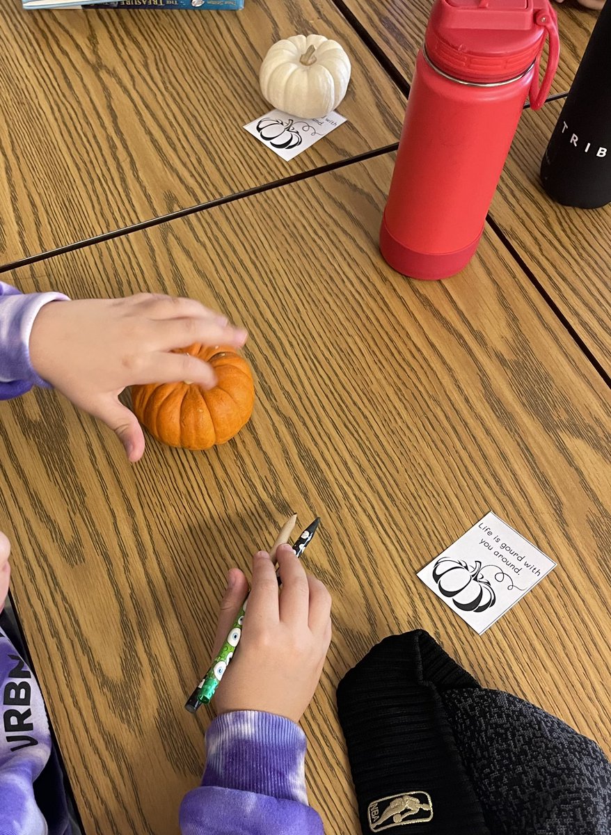 msjchilcott's tweet photo. 3-1 had a little surprise on their desks Monday morning. ☺️🎃🍁 @JWBoichPS #justbecause #gratitude https://t.co/Bz8gMjO03c