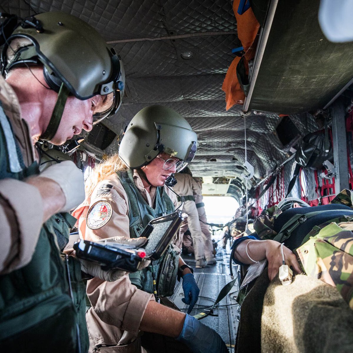 Mooi om onze <a href="/CML_KLu/">CML</a> artsen en verpleegkundigen samen met een aantal collega’s van <a href="/BeAirForce/">Belgian Air Force🇧🇪</a> op Ft Hood, TX in oefening FAMEC aan het werk te zien. Levensreddend handelen aan boord van een manoeuvrerende  @302SqnFtHood Chinook helikopter, respect voor hun werk!