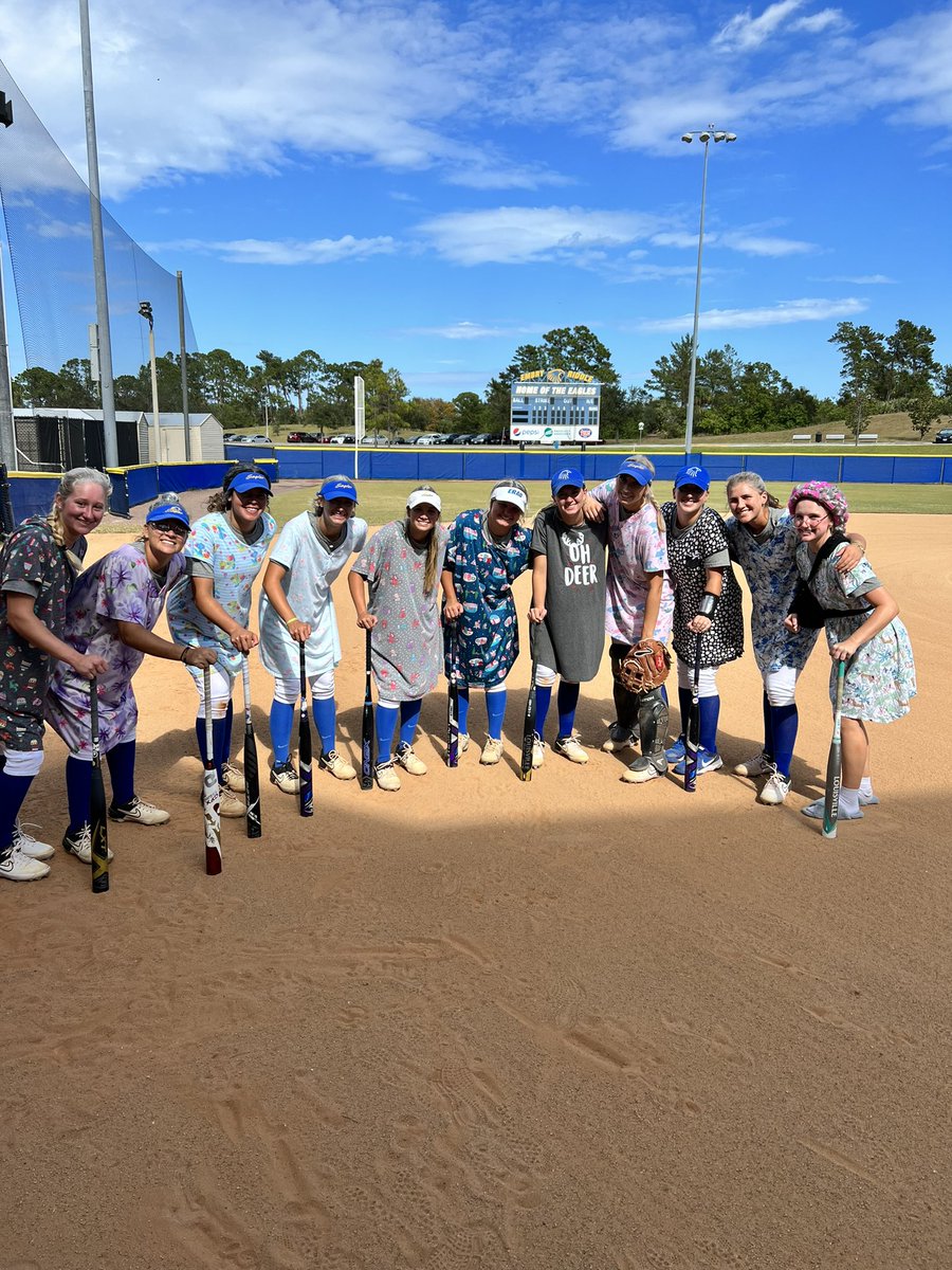 ERAUSoftball's tweet photo. Gray Grannies vs. the Blue Babies today! Team #BB with the win! 💙🍼 #Team11 #SpiritWeek https://t.co/PiwV2ncADs