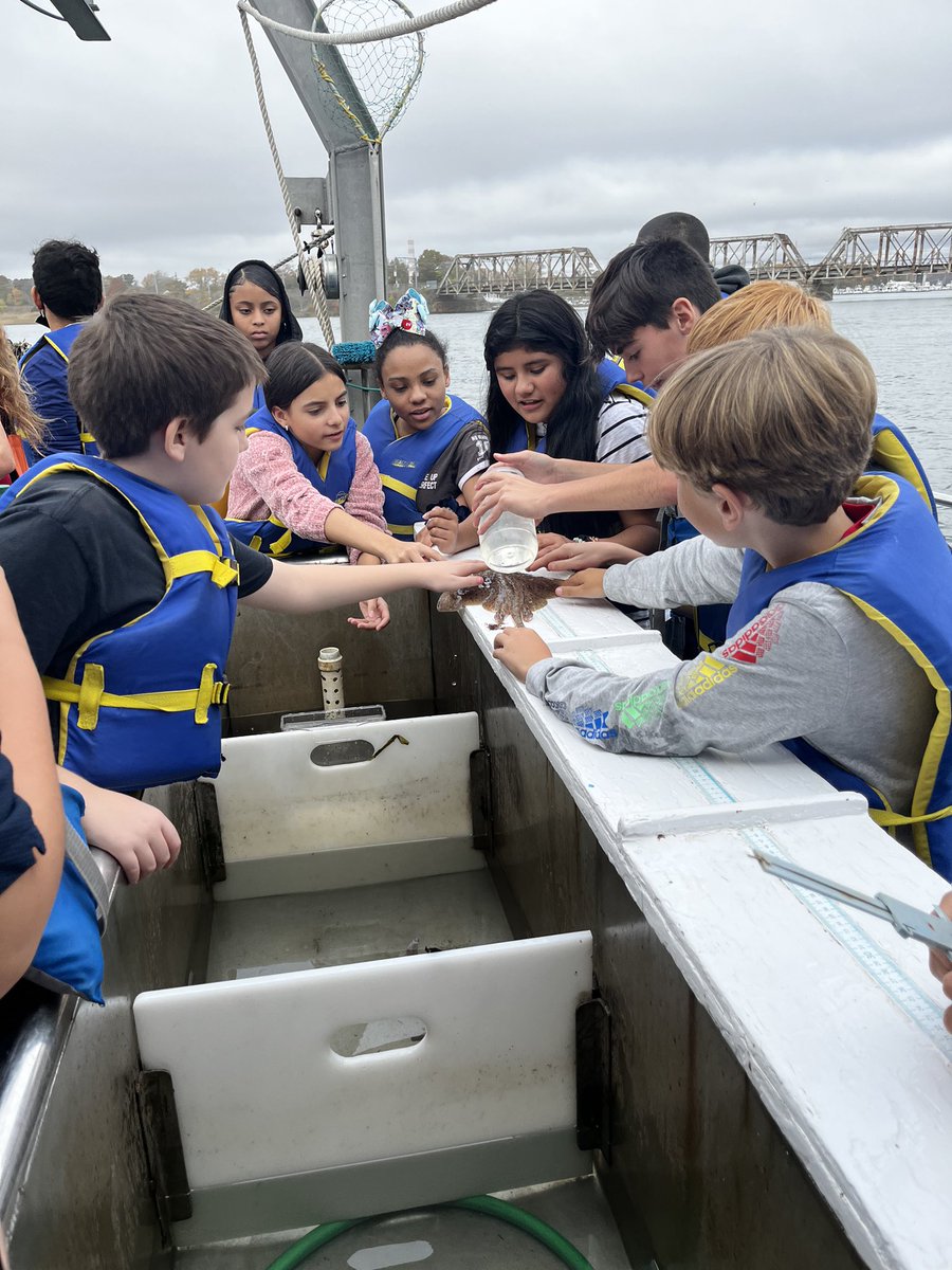 @kennelly_school 6th graders enjoying a day at sea with our partner school! @Proj_Oceanology @cahill_june @Hartford_Public @HartfordSuper @ProtectCTWater @CTRiverH2Oshed