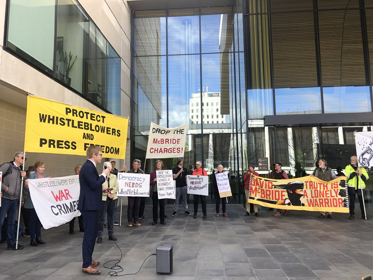Great turnout at the ACT Supreme Court for a rally to protest the prosecution of whistleblowers. David McBride (@MurdochCadell) goes on trial today for telling the truth about Australian wrongdoing in Afghanistan. Whistleblowers should be protected, not punished and prosecuted.