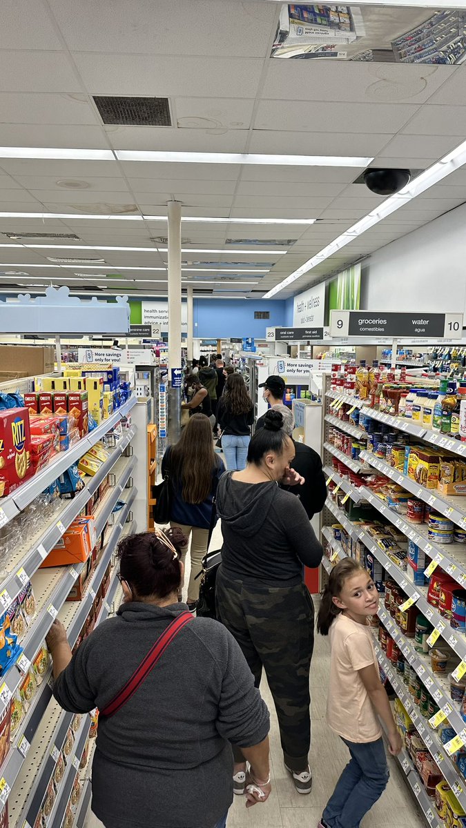 potterist's tweet photo. @Walgreens long pharmacy lines… every time I’ve visited your stores in the last few months! 🤬 #shortstaffed #hiresomeone https://t.co/rSRnUcmud0