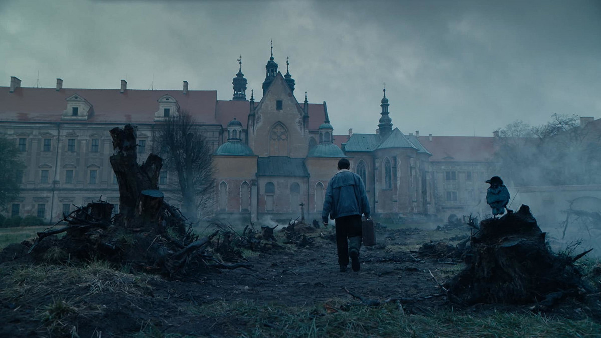 horrorlosers's tweet photo. Ojo, que ha llegado a Netflix la película de terror polaca HELLHOLE, una opresiva historia esotérica sobre un policía que finge ser un monje para infiltrarse en un monasterio, que funciona como clínica de poseídos, para destapar una secta que trata de invocar a un ser ancestral. https://t.co/jsivHaQ67s