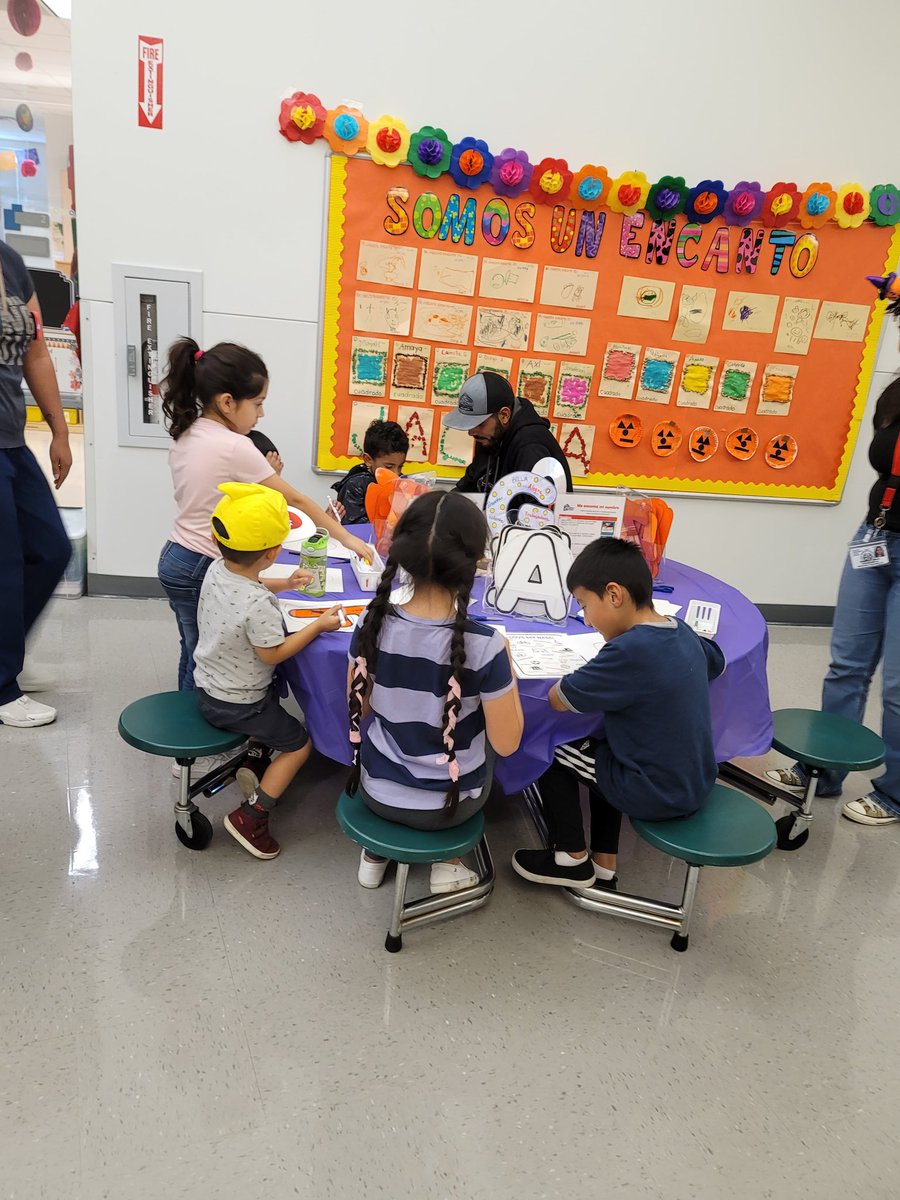 NormaV2476's tweet photo. We ❤️ our Family Literacy Night! #CMHouston @mnevarezsolis @ms_nava1 @FARIASECC @Cindytristan https://t.co/w47ybdhV84
