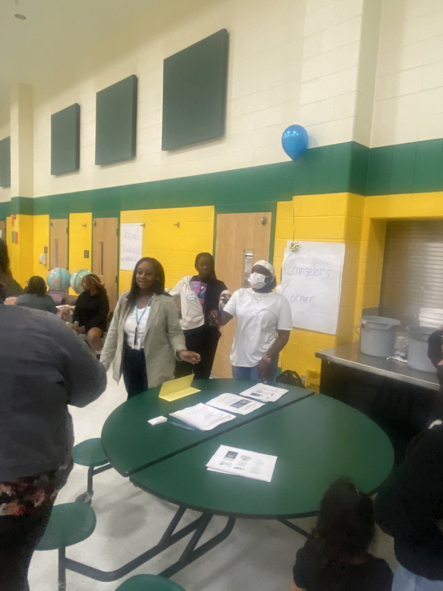 mrclementedu's tweet photo. @InnerState24 leading the GMS class of 2024 families on the support to make them successful!
#Bearingreatness #innerstate24 @GMSCMTYSCHL @GMS_PTA @GreenbeltMiddle https://t.co/UN8azSKoFe