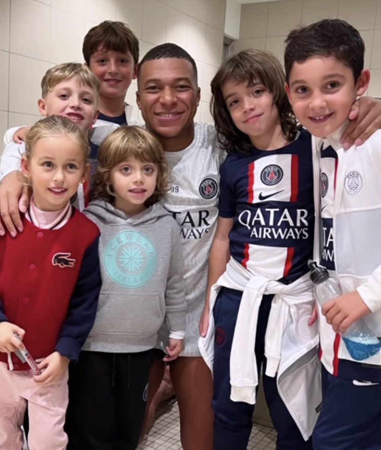 BeFootball on X: Kylian Mbappé avec des enfants supporters du PSG