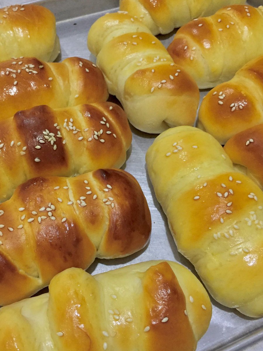 maiharayurina's tweet photo. I made this yesterday 👀✨.
What do you think?
It's called pineapple bread :3.
Note : i'm not professional baker but this is quite fun to do ✨
#bread #pineapplebread #bakery https://t.co/EwedYkPC7R