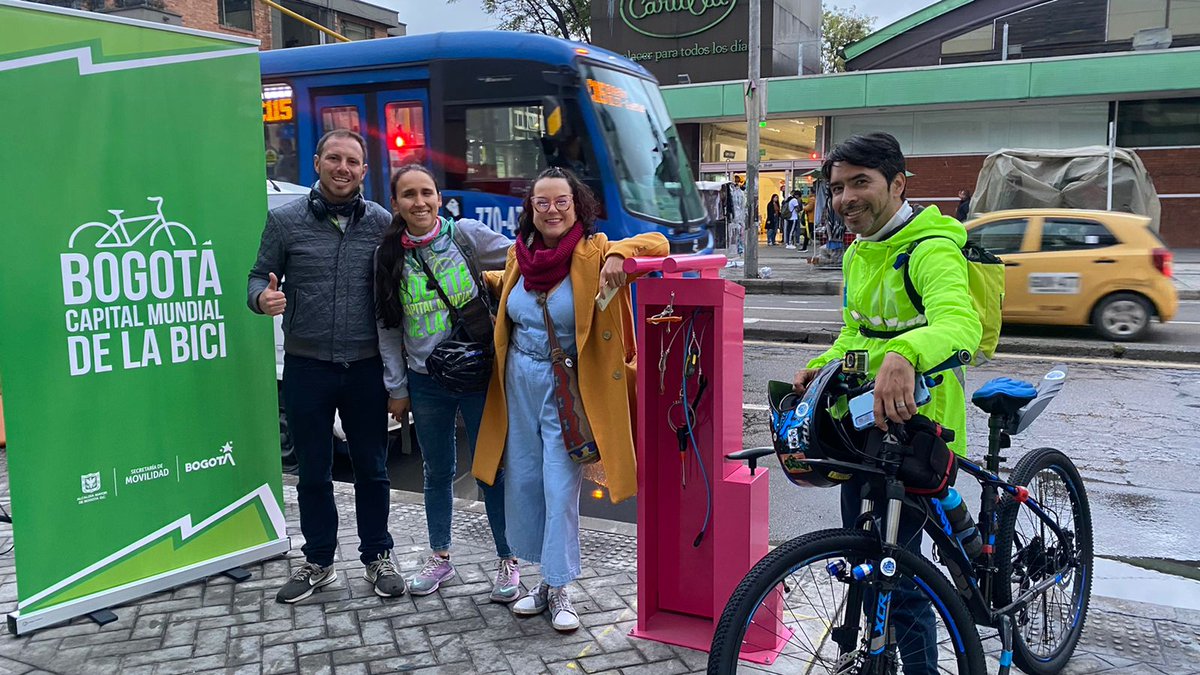 🙌 La localidad de #Teusaquillo tiene un nuevo ciclo taller al servicio de los ciclistas🔧. 

🚲Hoy entregamos a los consejeros de la bici un nuevo mobiliario en el sector de Galerías, el número 14 a nivel de localidad y uno de los 300 que se instalarán por todo Bogotá.