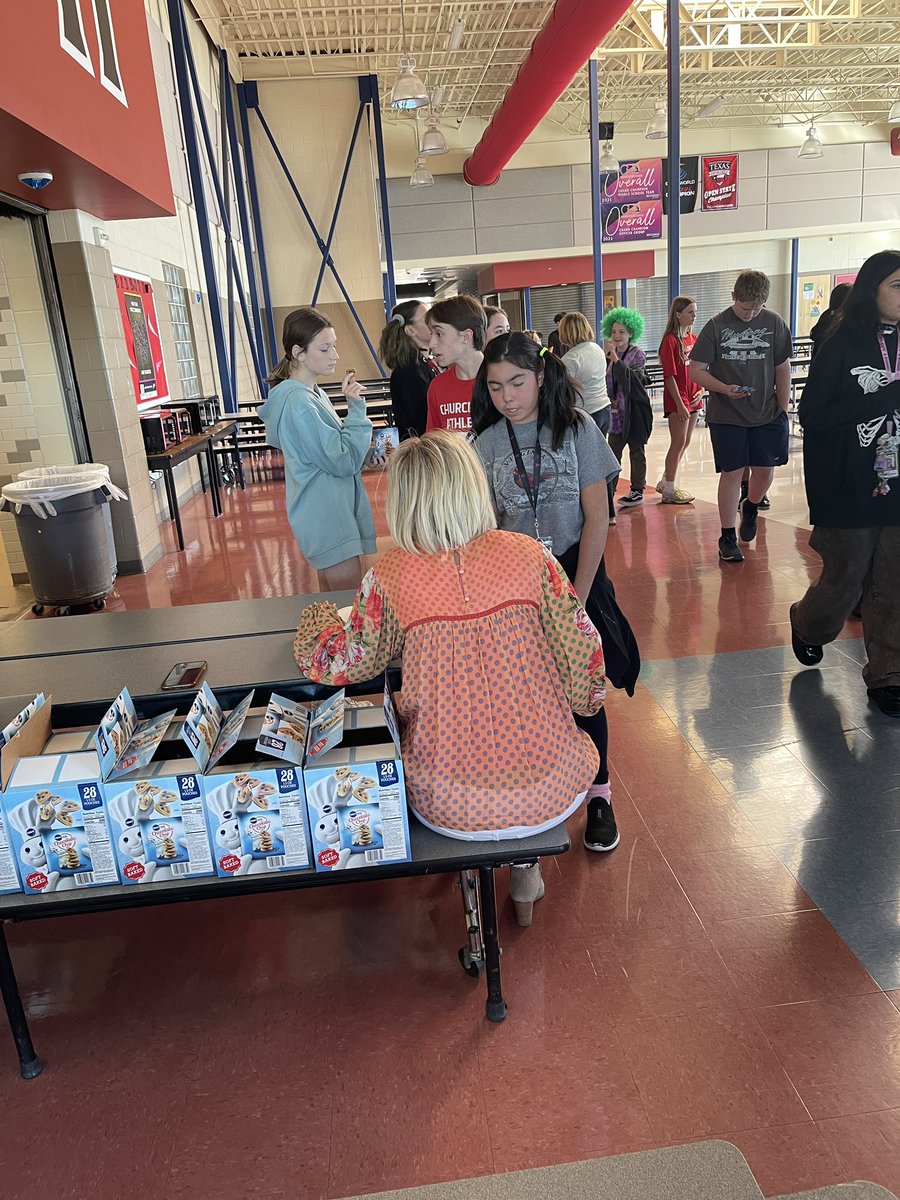 RomeroBebeTech's tweet photo. This is what it is all about! Seeing the students get excited over their own achievements!! Congrats to all! ❤️🐾 @CHMS_Principal https://t.co/8QhSkXDIkP