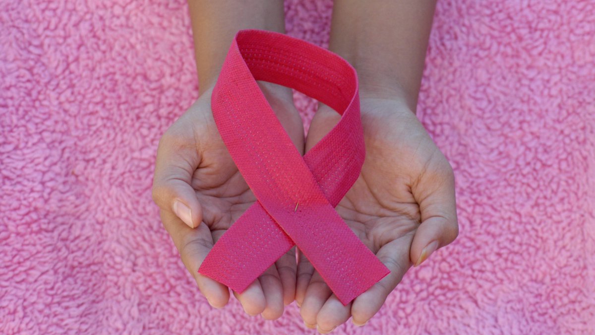 Last week <a href="/AHS_media/">Alberta Health Services</a> lowered the recommended age for biennial #BreastCancer screening for average-risk women from 50 to 45. 

Screening is the best way to find breast cancer early which can save lives. Talk to your doctor. 

Read more: bit.ly/3DbrmwX 
#BreastCancer