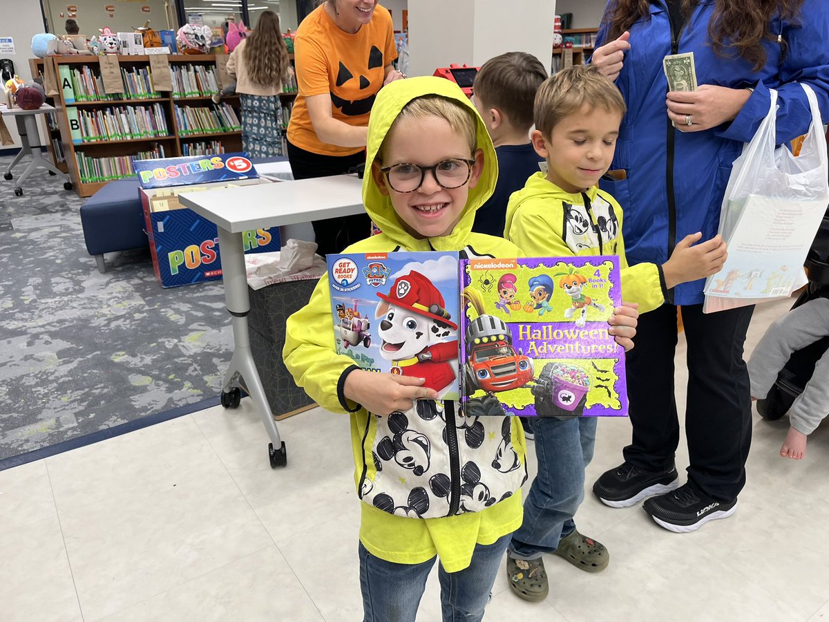 PollockSpeech's tweet photo. Bainbridge Family Night at the Book Fair! Including book character pumpkins and family STEAM project haunted houses! https://t.co/CebnRjxCFG
