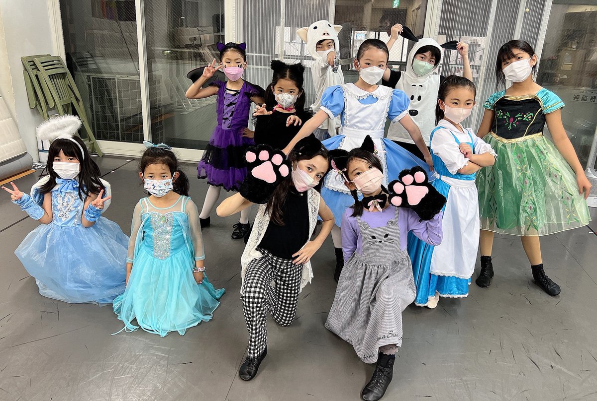 KMS_pro's tweet photo. 今週はハロウィンレッスンです🎃
みんなで仮装してレッス���しました✨
#KMS_pro #ミュージカル #子役 #体験レッスン受付中 #バレエ #ジャズ #ジャズダンス #jazzdance #教室 #ストレッチ教室 #幼児 #子役育成 #幼稚園 #キッズ #ダンススタジオ #バケミュ https://t.co/wt7AAbOOrm