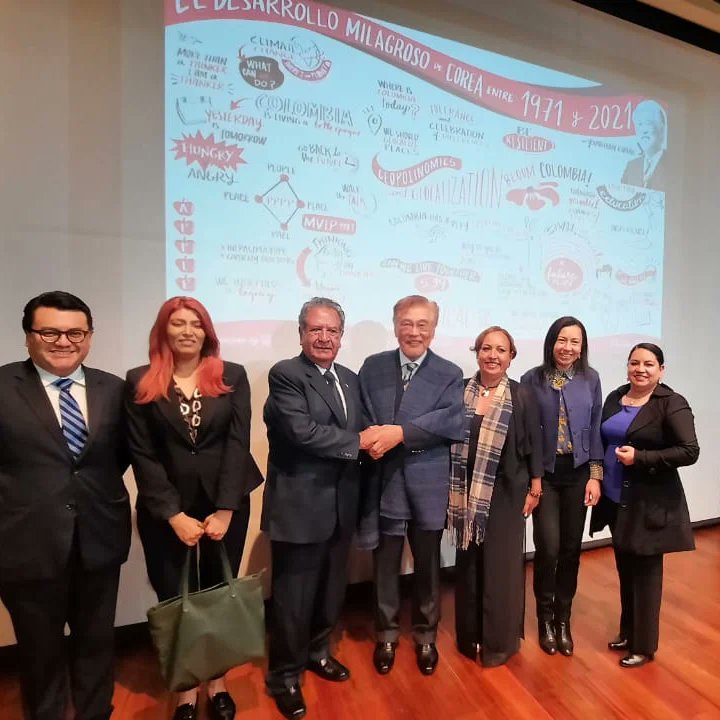 FunvecoreaCol's tweet photo. El Fondo Internacional de la Universidad de los Andes Pensadores del Mundo, invito a la charla ‘El desarrollo milagroso de Corea entre 1971 y 2021’, a cargo de YoungHoon KWAAK, Fundador y Presidente de WCO, World Citizens. 
@caritourregos https://t.co/gs3aUMDbia