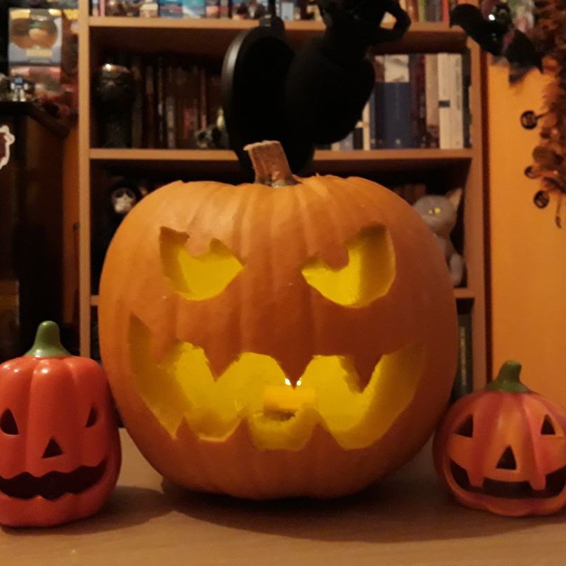 Does this pumpkin look sincere enough? Jack-o'-lanterns bring me joy, happy #PumpkinDay everyone it's nearly Halloween! 🎃