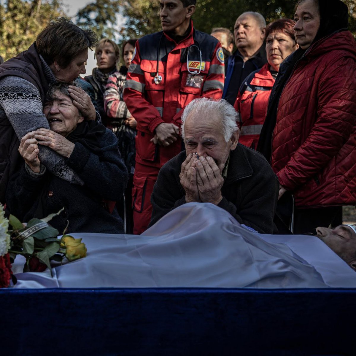 Instead of a thousand words. Mourning in eastern Ukraine on Oct. 18. at the funeral of a 42-year-old Ukrainian soldier who was killed by shrapnel during fighting. 📷: @finbarroreilly for @nytimes