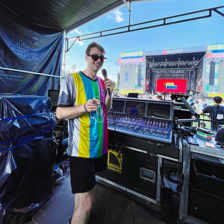 AvidLiveSound's tweet photo. 😀 FOH sound engineer
📷 https://t.co/QdBvwRMedo
▶️ https://t.co/hElVavmyPd
#soundengineer #foh #frontofhouse #saintmotel #liveoutfest #mexico #venues6l #avid https://t.co/PDGIMWSvZF