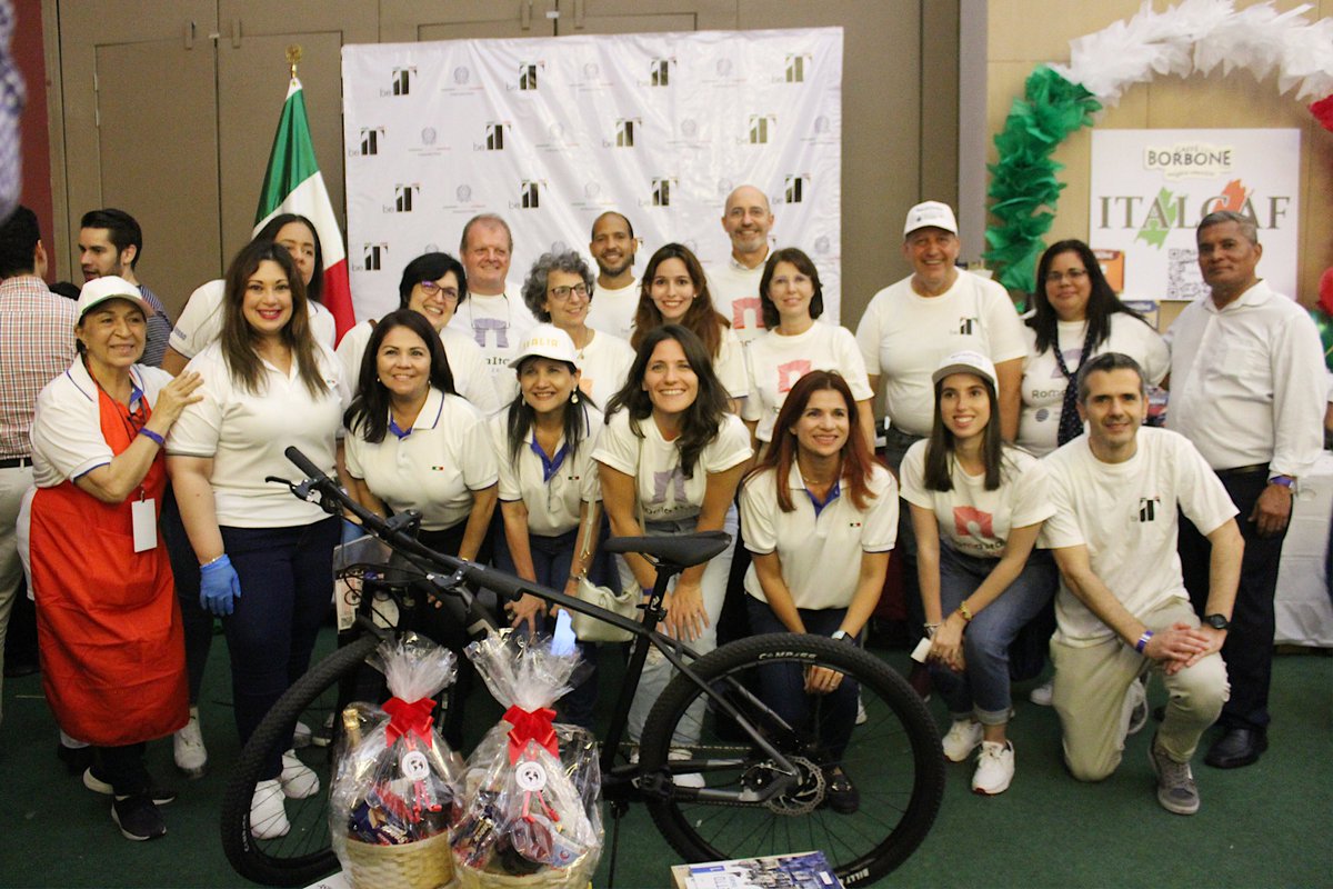 ItalyinPanama's tweet photo. Nuestra participación en la edición 55 de la “Fiesta Alrededor del Mundo” #FAM2022, organizada por la @CaravanaSocial, Damas Diplomáticas y Panameñas.
👏 ¡Gracias a todos los que nos apoyaron y acompañaron! 🇮🇹🇵🇦
#Panamá #Italia https://t.co/Fw775g6lh3